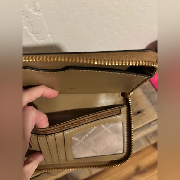 EUC Michael Kors Jet Set Large Leather Smartphone Wristlet Wallet in "Luggage" - Picture 4 of 9